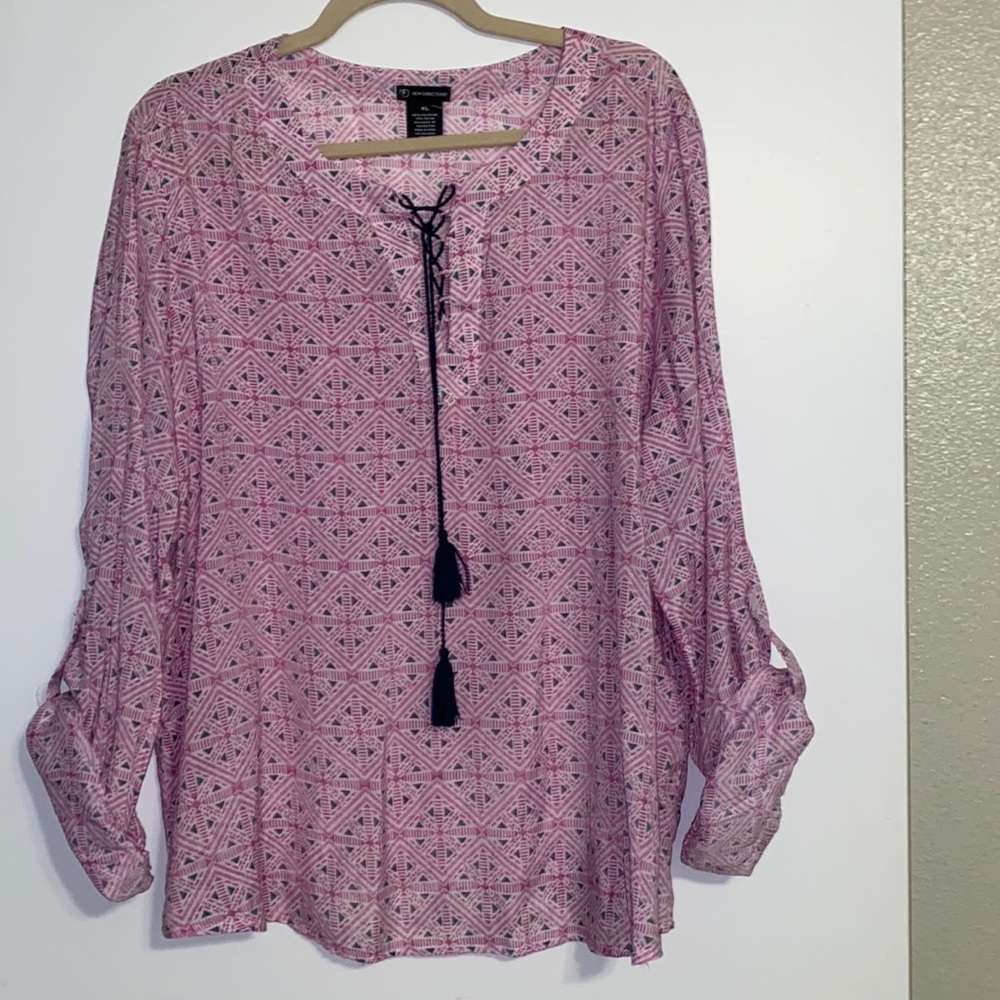 New Directions Pinkish-purple, Navy, and White Print Top with Tie Tassel